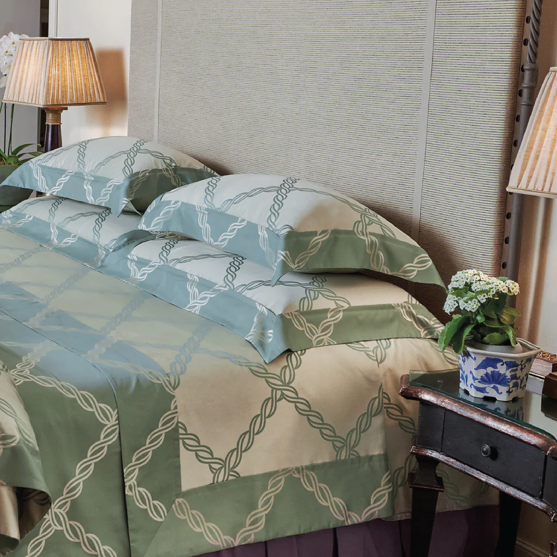 https://www.bonmatin-chatham.com/cdn/shop/products/2eb6f135Queen_20Legacy_20Jacquard_20Sheet_20Set_20with_20Standard_20Shams_20_Silver_20Sage_-01.png?v=1660919722&width=1946